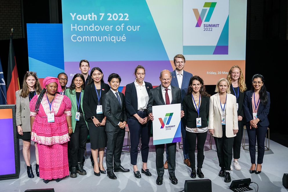 Gruppenfoto der Youth7-Jugenddelegierten zusammen mit Olaf Scholz