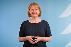 Bundesfamilienministerin Lisa Paus mit vor einer blauen Wand