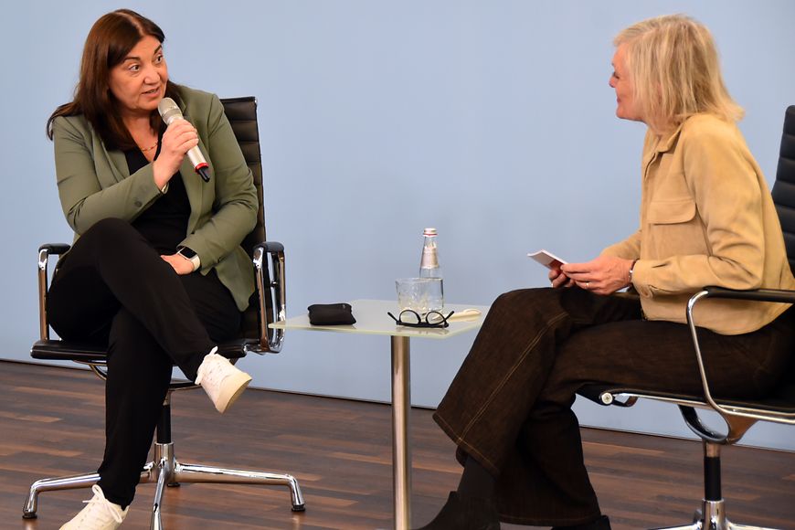 Ekin Deligöz im Dialog bei der Fachkonferenz im Bundesfamilienministeriums