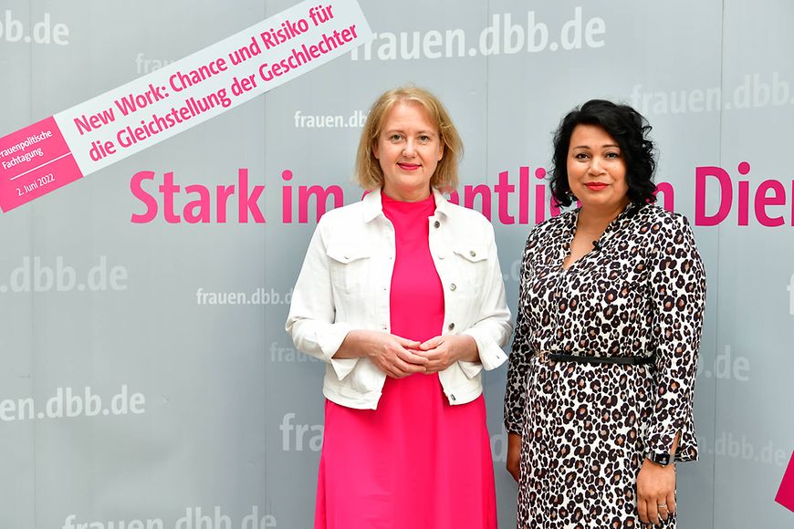 Lisa Paus und Milanie Kreutz, Vorsitzende der dbb bundesfrauenvertretung,