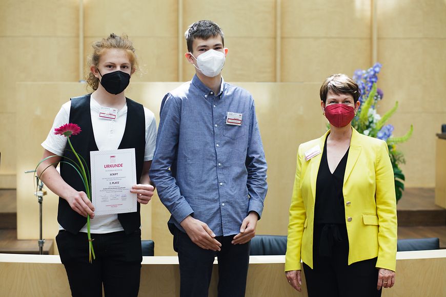 Foto von Siegern des Schülerzeitungswettbewerbs im Bundesrat