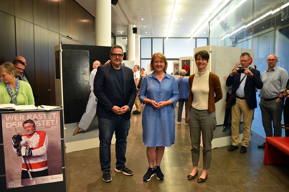 Lisa Paus, Dr. Petra Becker und Fotograf Karsten Thormaehlen eröffnen "Wer rastet, der rostet" im BMFSFJ