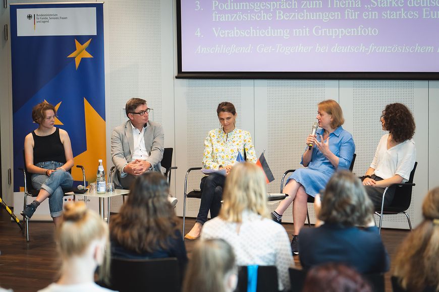 Lisa Paus mit Jugendlichen auf dem Podium beim Deutsch-Französischen Entdeckungstag im Bundesjugendministerium