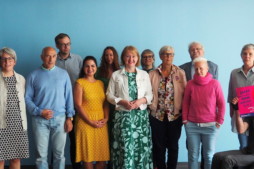 Lisa Paus und Vertreterinnen und Vertretern des Betroffenenrats im Bundesfamilienministerium in Berlin