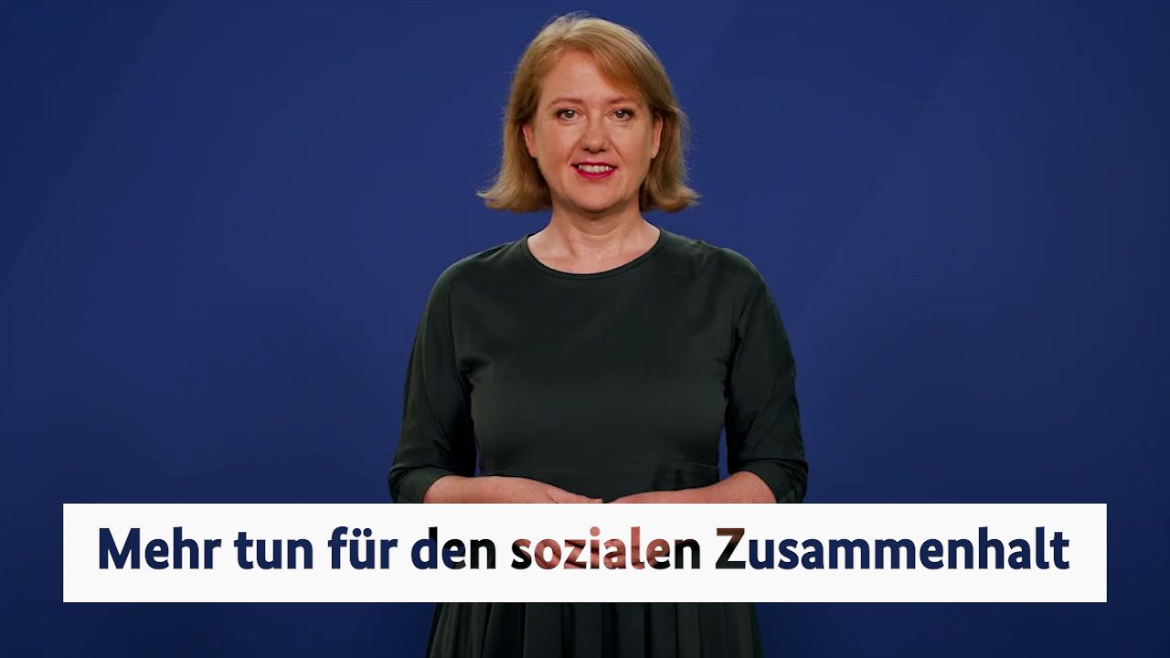 Bundesfamilienministerin Lisa Paus vor einer blauen Wand