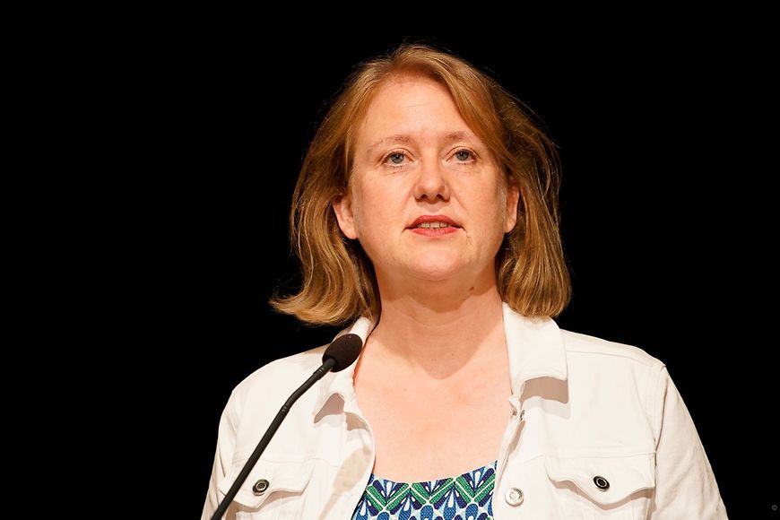 Lisa Paus vor schwarzem Hintergrund am Redepult beim Women's Forum for the Economy and Society" in Berlin