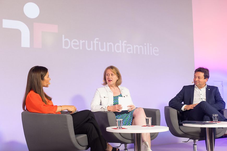 Lisa Paus in einer Talkrunde der berufundfamilie Service GmbH auf einem Sessel im Gespräch mit der Moderatorin