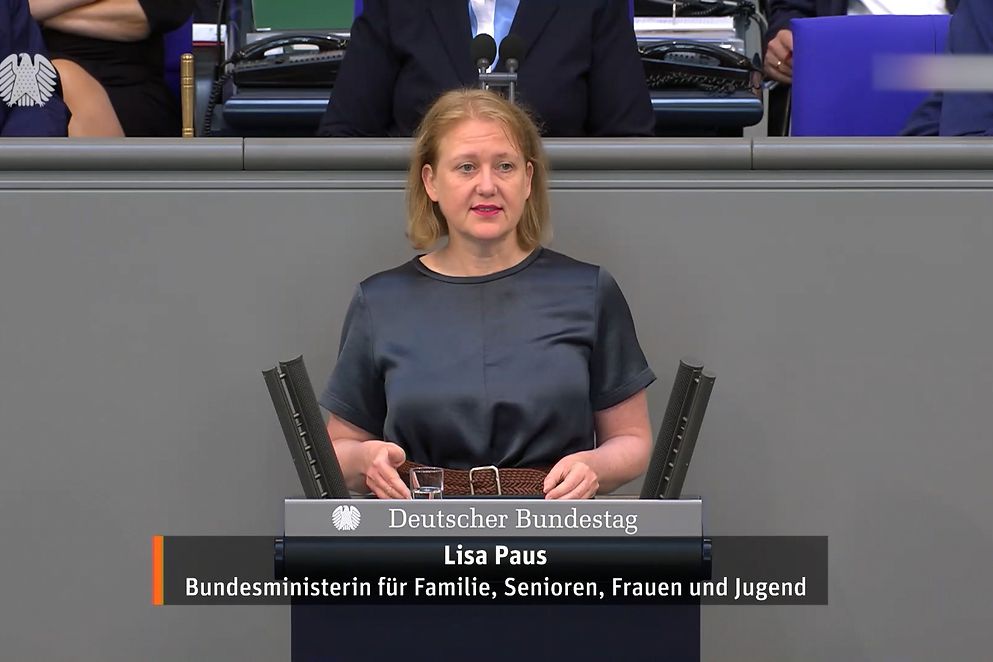 Bundesfrauenministerin Lisa Paus steht am Rednerpult