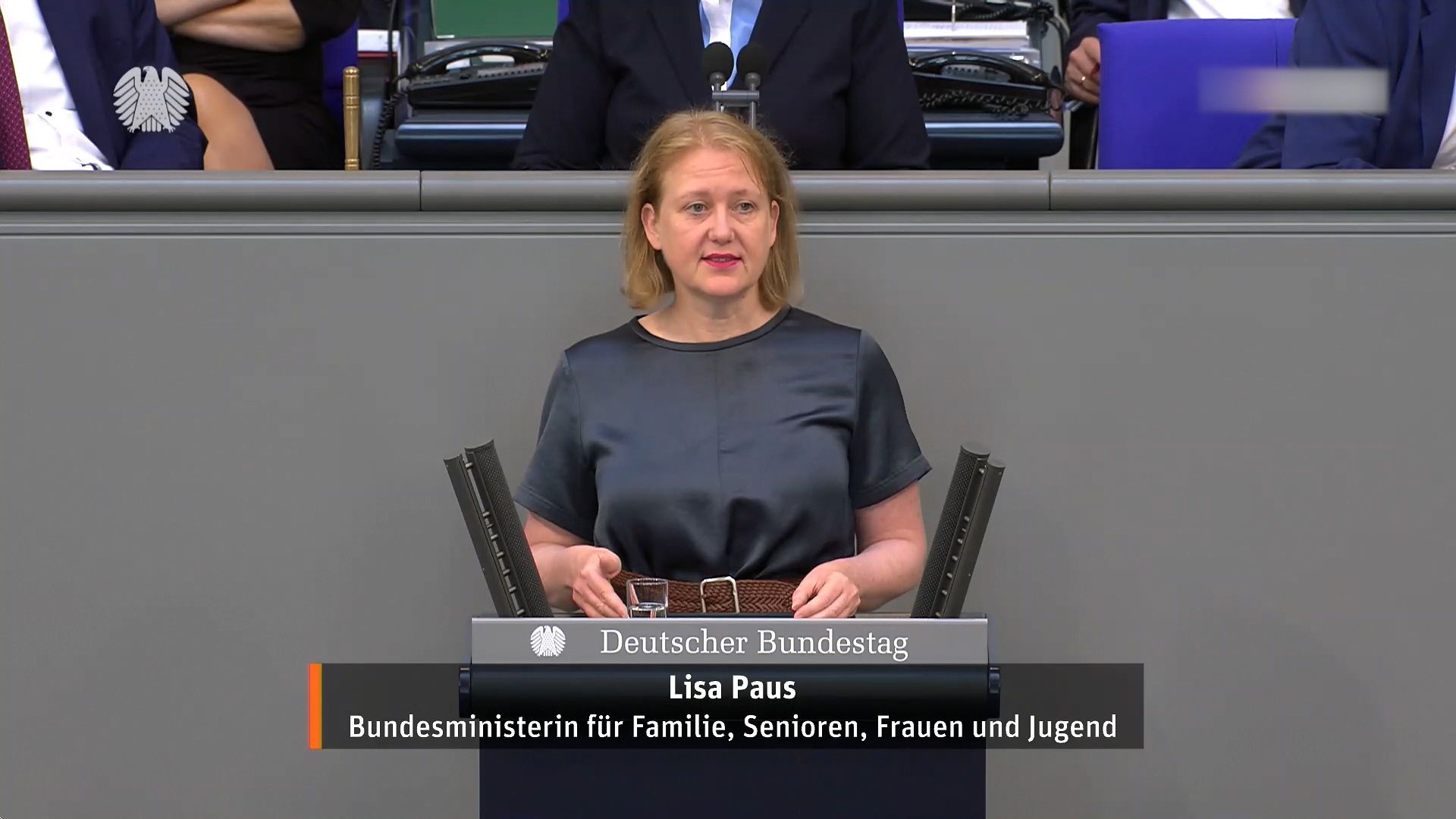 Bundesfrauenministerin Lisa Paus steht am Rednerpult
