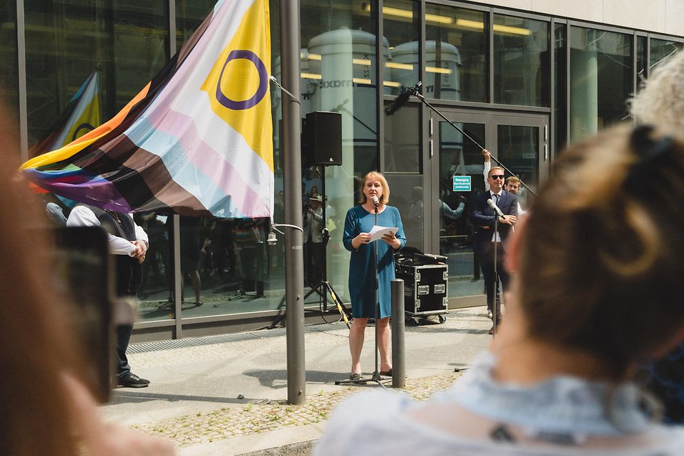 Lisa Paus bei der Flaggenhissung vor dem Bundesfamilienministerium in Berlin