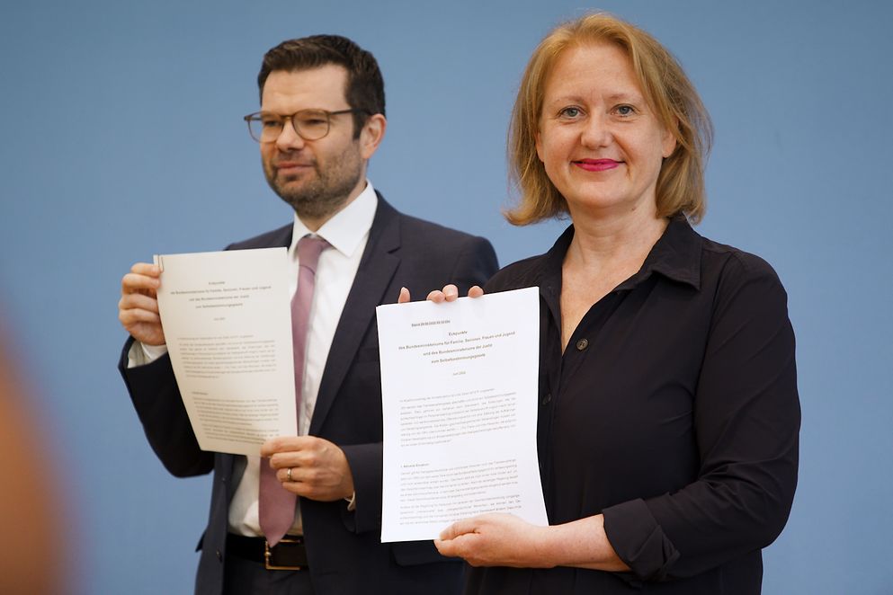 Bundesjustizminister Dr. Marco Buschmann und Bundesfamilienministerin Lisa Paus mit den Eckpunkten des Gesetzes