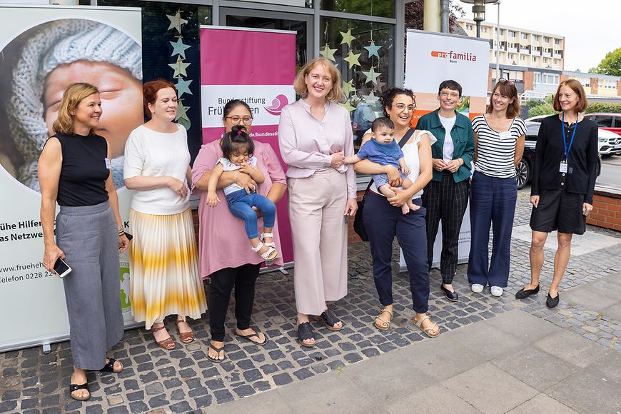 Lisa Paus mit Mitarbeitenden und Müttern mit Kindern