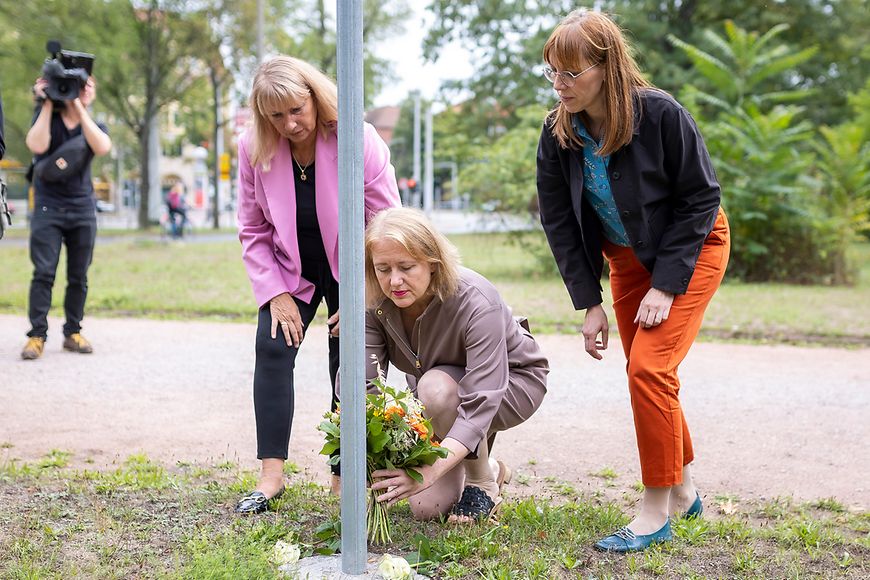 Lisa Paus legt Blumen nieder