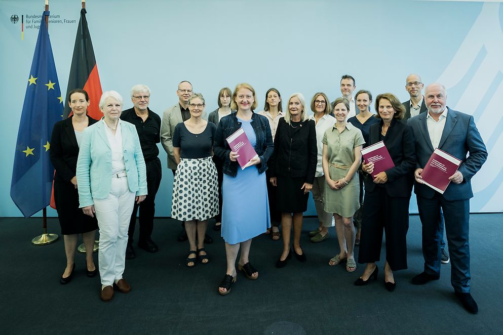 Lisa Paus und die Mitglieder des unabhängigen Beirats für Vereinbarkeit von Pflege und Beruf bei der Übergabe des Teilberichts
