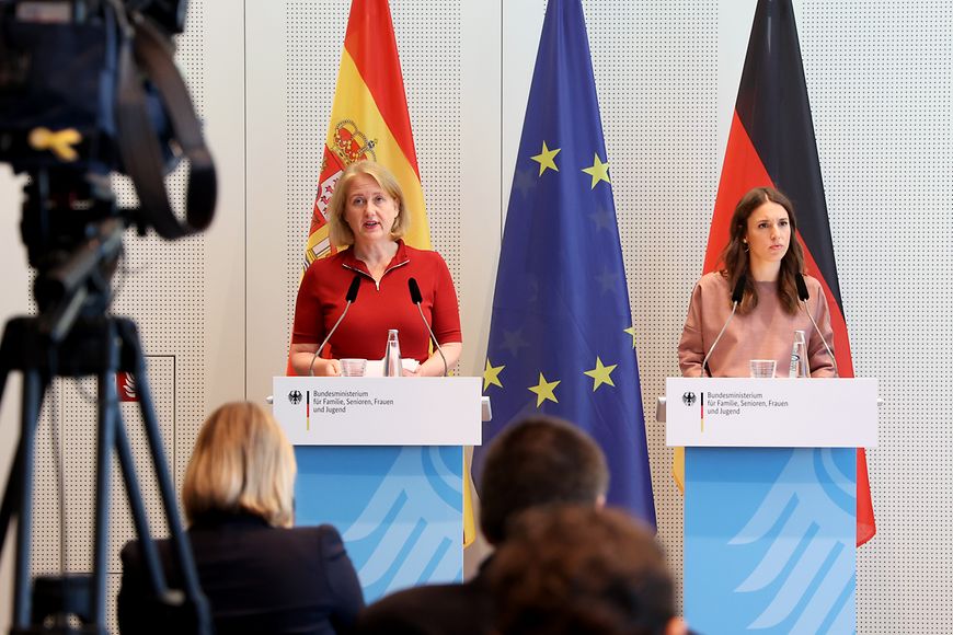 Lisa Paus und die spanische Gleichstellungsministerin Irene Montero beim Gespräch im Bundestag in Berlin.