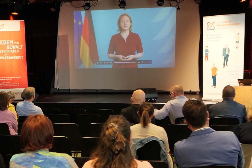 Lisa Paus und Teilnehmende des Fachtags