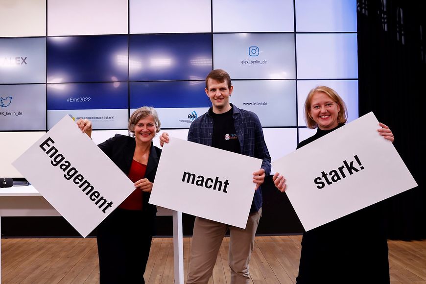 Katja Hintze, Markus Fleige und Lisa Paus halten Schilder hoch