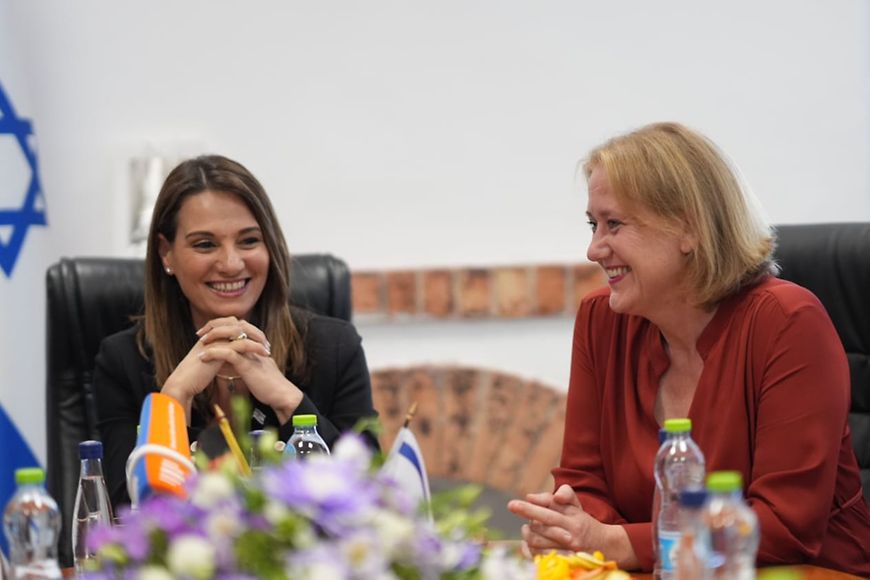 Lisa Paus und Yifat Shasha-Biton im Gespräch.