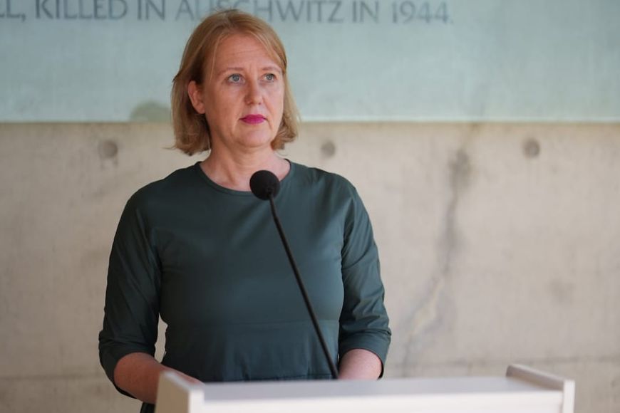 Lisa Paus steht an einem Rednerpult in der Holocaust-Gedenkstätte Yad Vashem