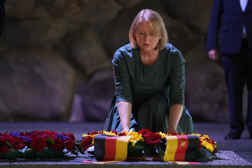Lisa Paus legt einen Blumenkranz in der Halle der Erinnerung in Yad Vashem nieder.