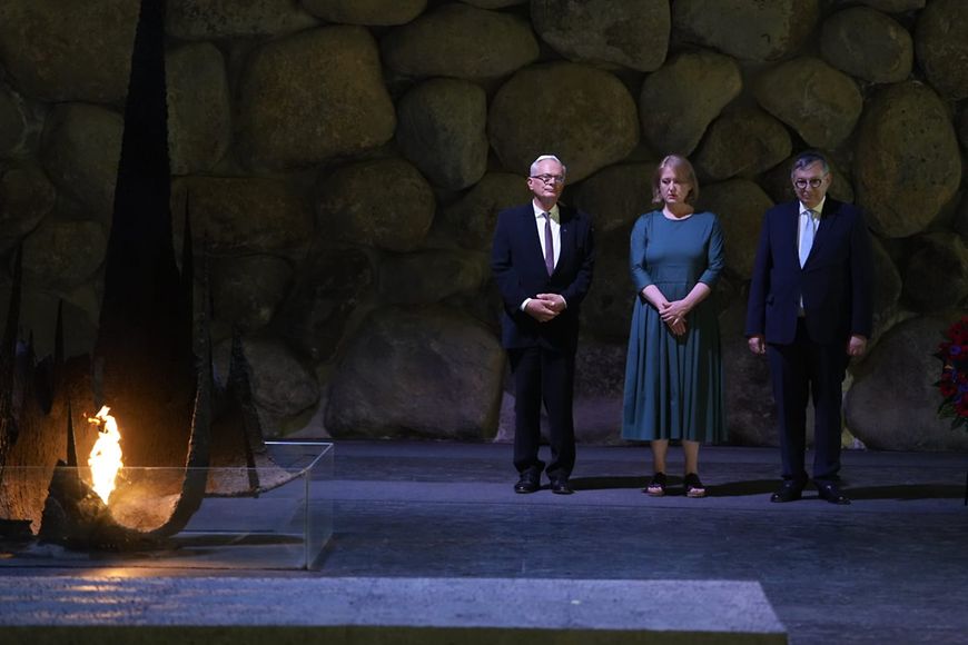 Lisa Paus und zwei Begleiter stehen an der ewigen Flamme in der Gedenkstätte Yad Vashem