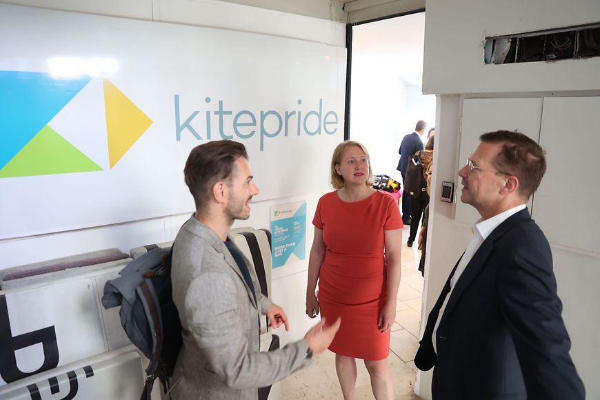 Lisa Paus bei der NGO KitePride