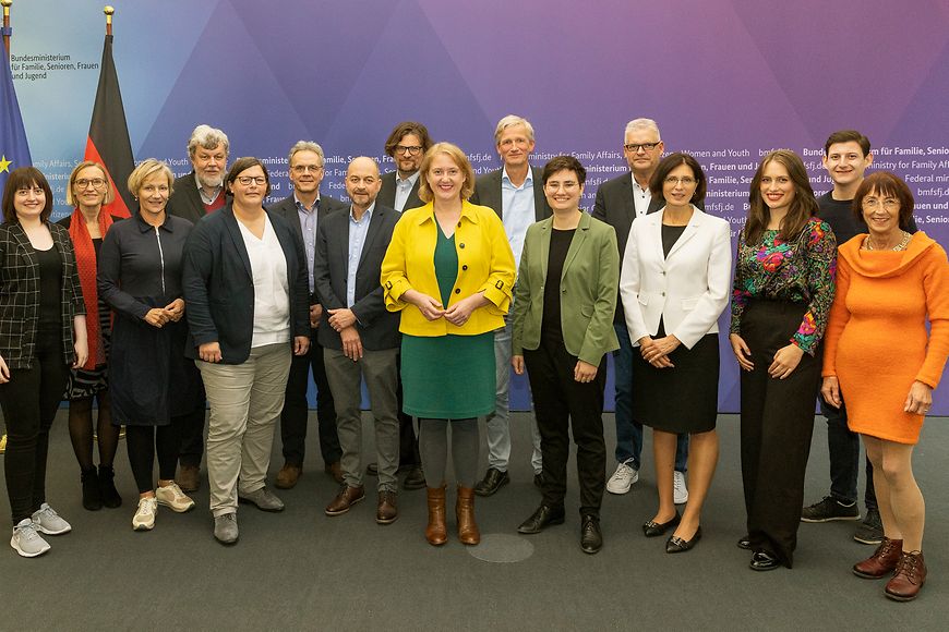 Gruppenbild Lisa Paus und die neu berufenen Sachverständigen