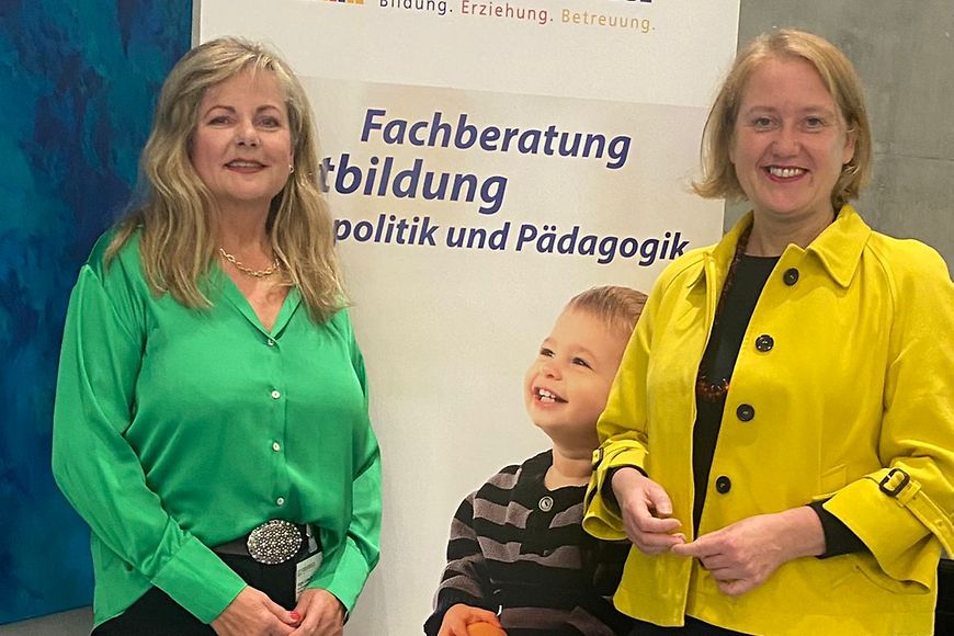 Inge Losch-Engler, Bundesvorsitzende des Bundesverbandes für Kindertagespflege und Bundesfamilienministerin Lisa Paus.