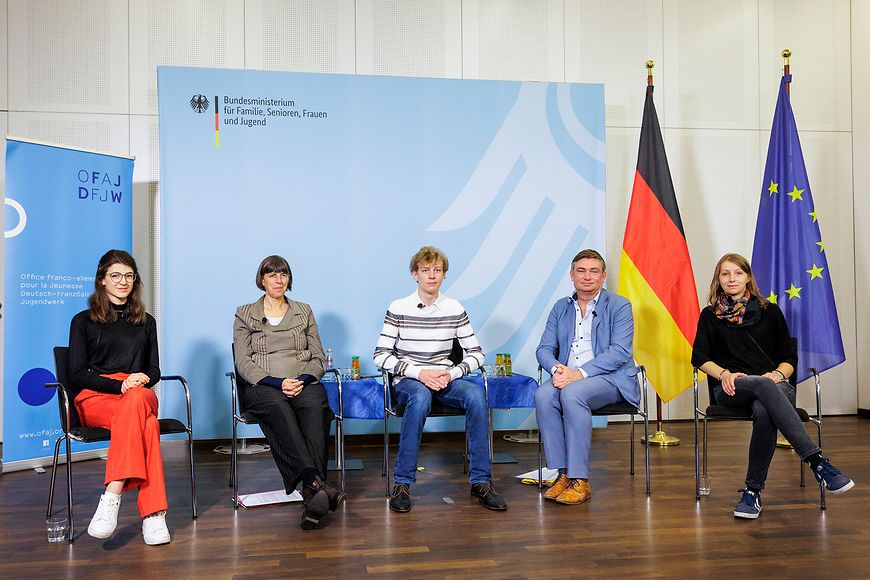 Margit Gottstein sitzt mit Anne Tallineau, Tobias Bütow und zwei Freiwilligendienstleistenden auf dem Podium