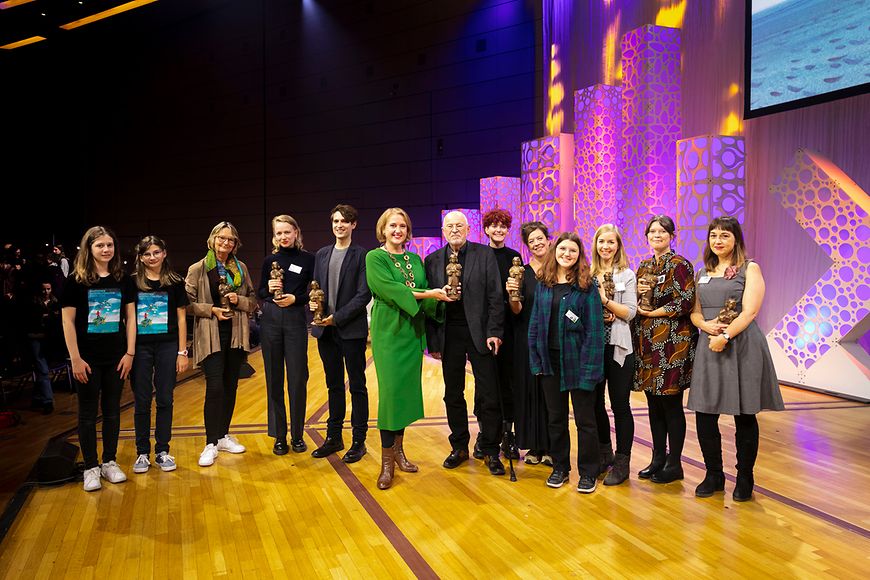 Das Gruppenfoto zeigt Lisa Paus und die Preisträgerinnen und Preisträger