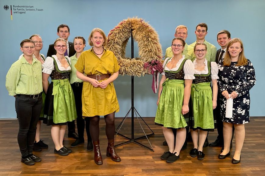 Gruppenfoto mit Lisa Paus, der Erntekrone und Jugendlichen.