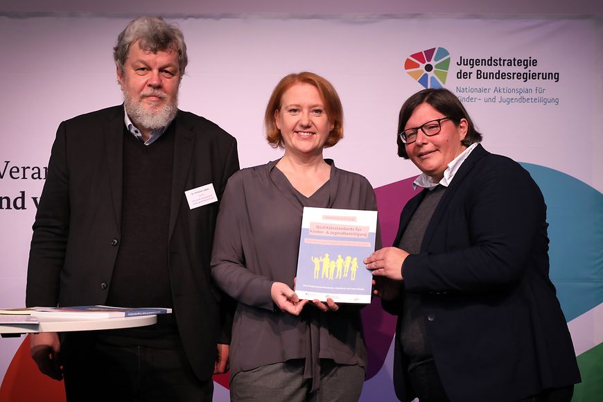 Dr. Christian Lüders, Lisa Paus und Daniela Broda mit den Qualitätsstandards