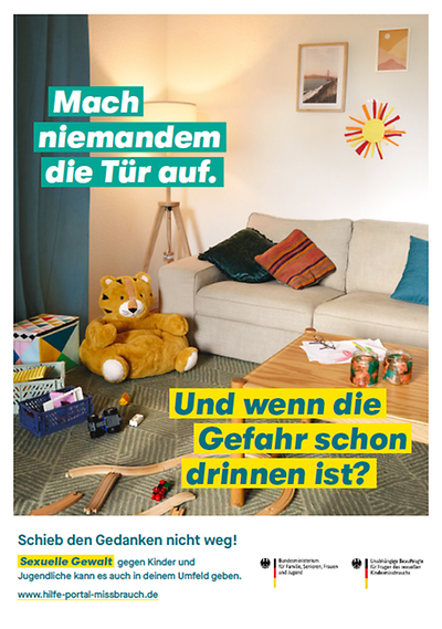 Mach niemandem die Tür auf. Und wenn die Gefahr schon drinnen ist? - Plakatmotiv Wohnzimmer