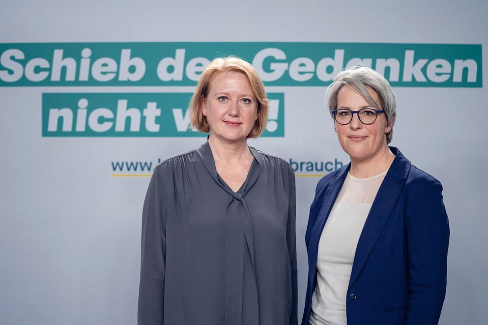 Lisa Paus gemeinsam mit Kerstin Claus, die Unabhängige Beauftragte für Fragen des sexuellen Kindesmissbrauchs 