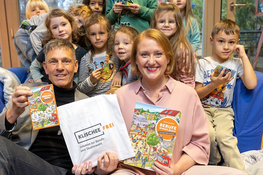 Lisa Paus liest Kindern aus Büchern vor