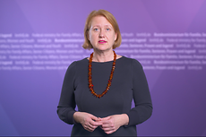Lisa Paus hält eine Rede
