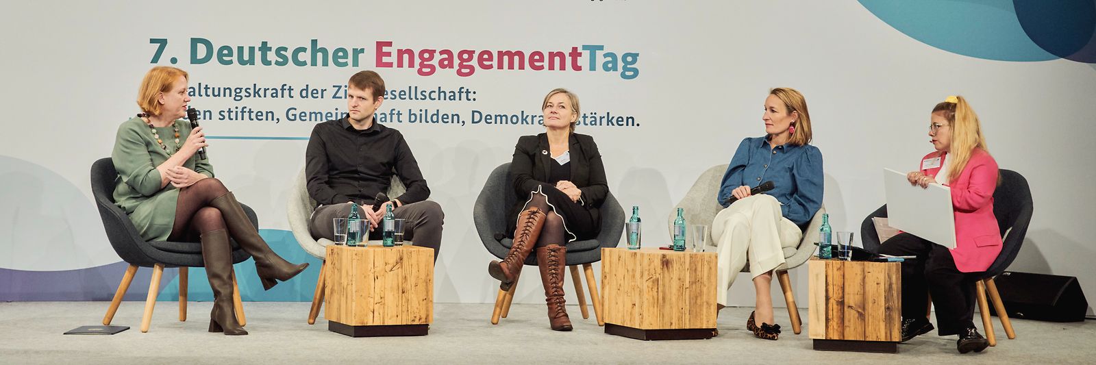 Lisa Paus mit weiteren Teilnehmenden auf der Podiumsdiskussion zum Deutschen EngagementTag