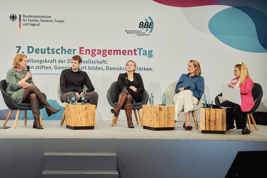 Lisa Paus mit weiteren Teilnehmenden auf der Podiumsdiskussion zum Deutschen EngagementTag