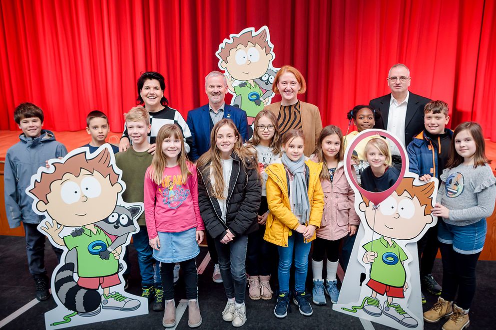 Gruppenfoto Lisa Paus mit Schülerinnen und Schülern sowie Lehrkräften der Fritz Karsen Schule