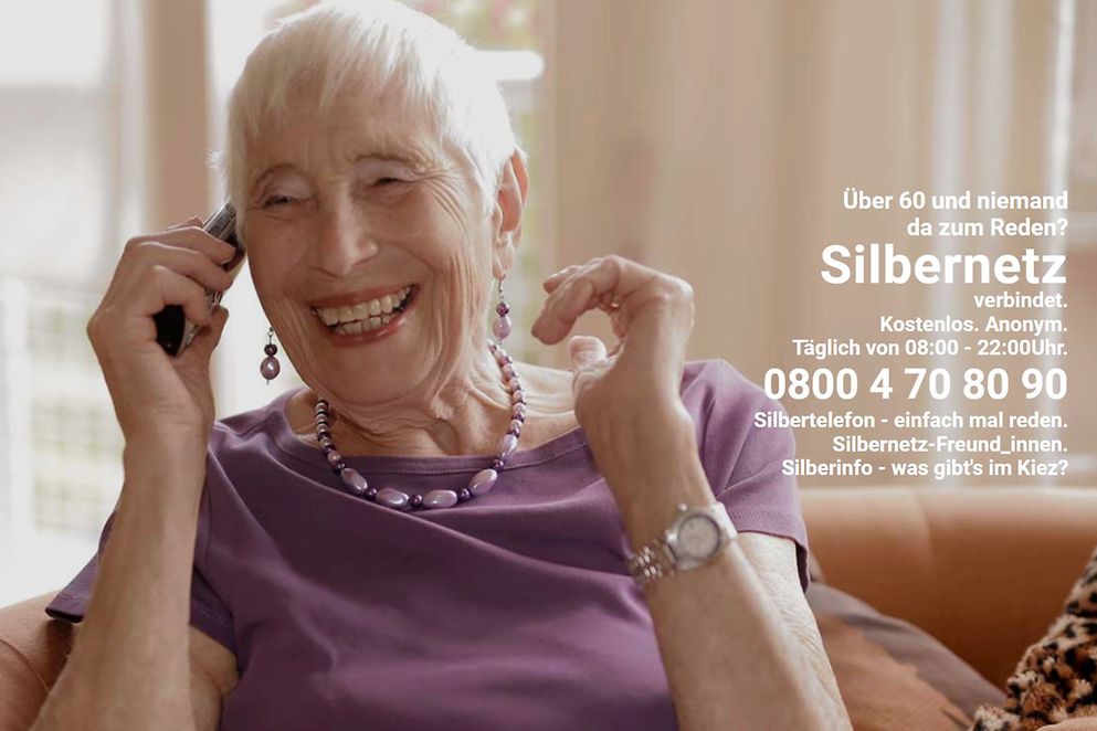 Screenshot Silbertelefon: Ältere Frau telefoniert