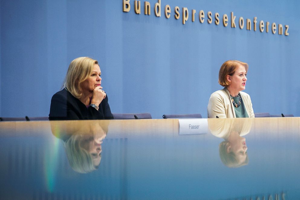 Lisa Paus und Nancy Faeser bei der Bundespressekonferenz zum beschlossenen Entwurf eines Demokratiefördergesetzes 