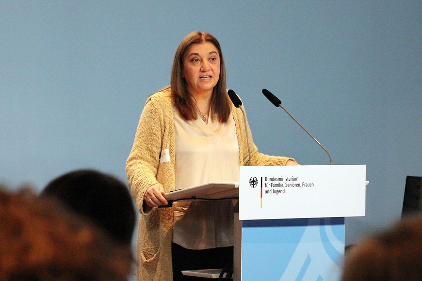 Ekin Deligöz, Parlamentarische Staatssekretärin bei der Bundesfamilienministerin vorm Rednerpult