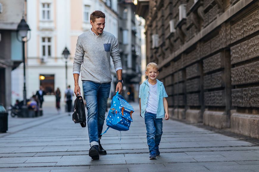 Vater und Sohn gehen eine Straße entlang