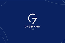 Weißer Schriftzug auf blauem Grund: G7 Germany 2022 