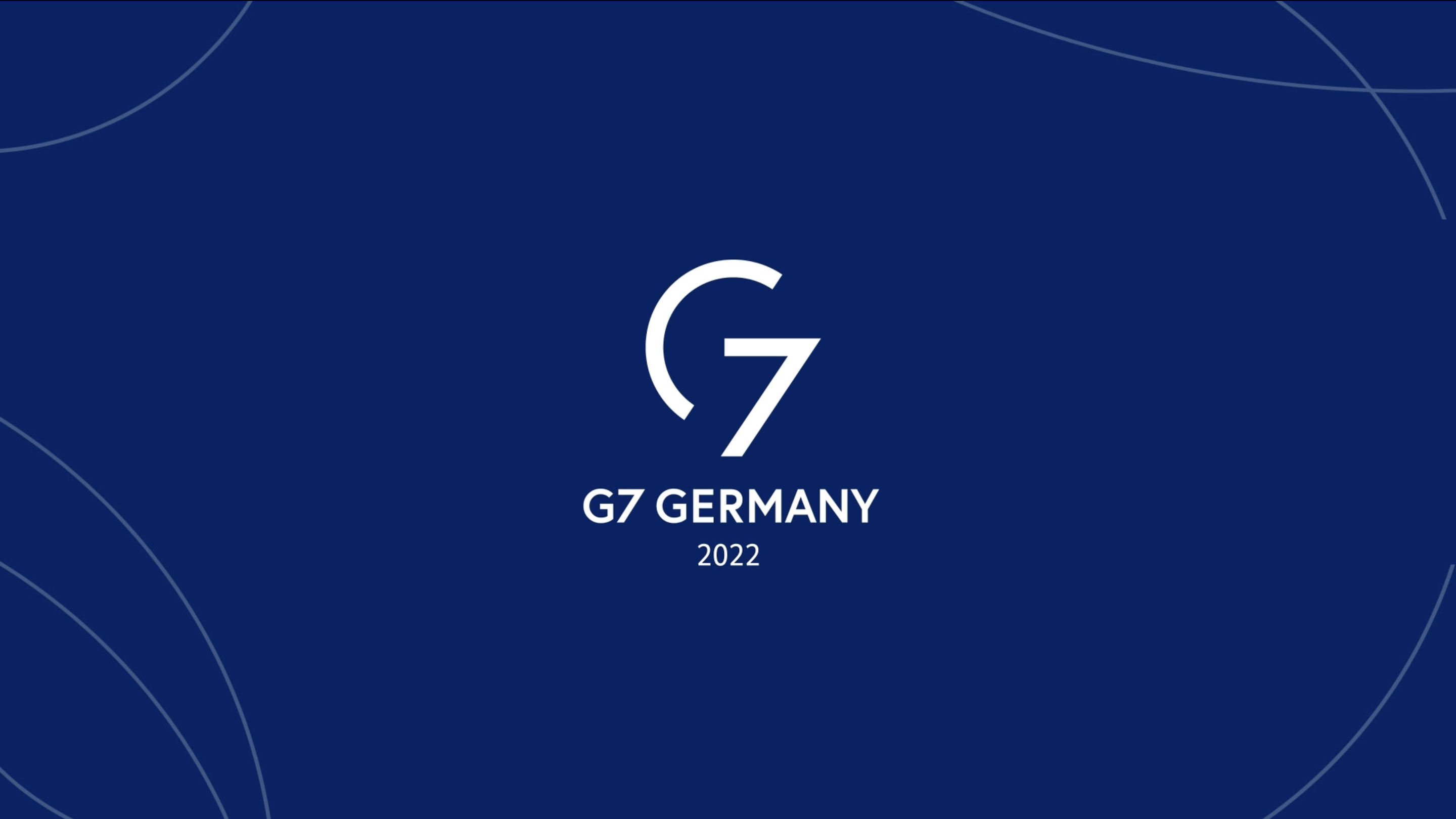 Weißer Schriftzug auf blauem Grund: G7 Germany 2022 
