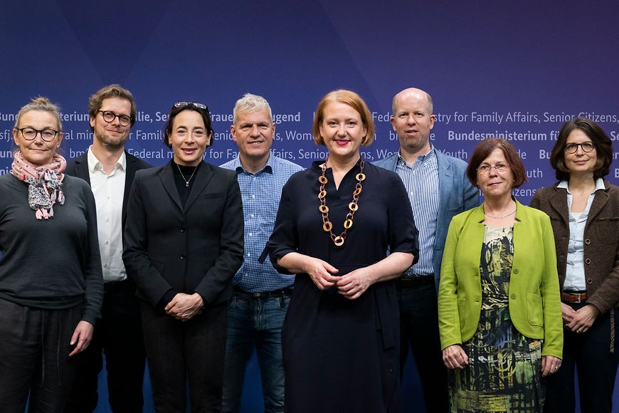 Gruppenfoto Lisa Paus mit der Sachverständigenkommission