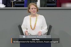 Lisa Paus am Rednerpult im Deutschen Bundestag