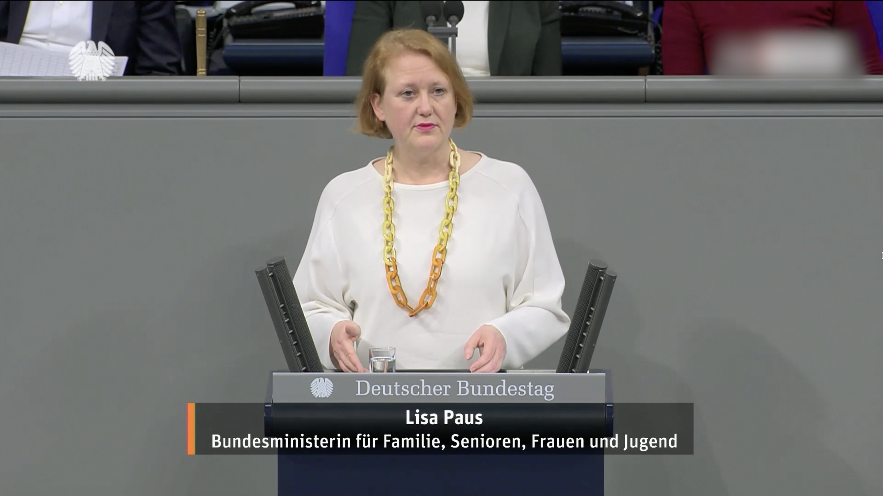 Lisa Paus am Rednerpult im Deutschen Bundestag