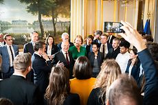 Gruppenfoto Lisa Paus mit Olaf Scholz, Emmanuel Macron und jungen Menschen