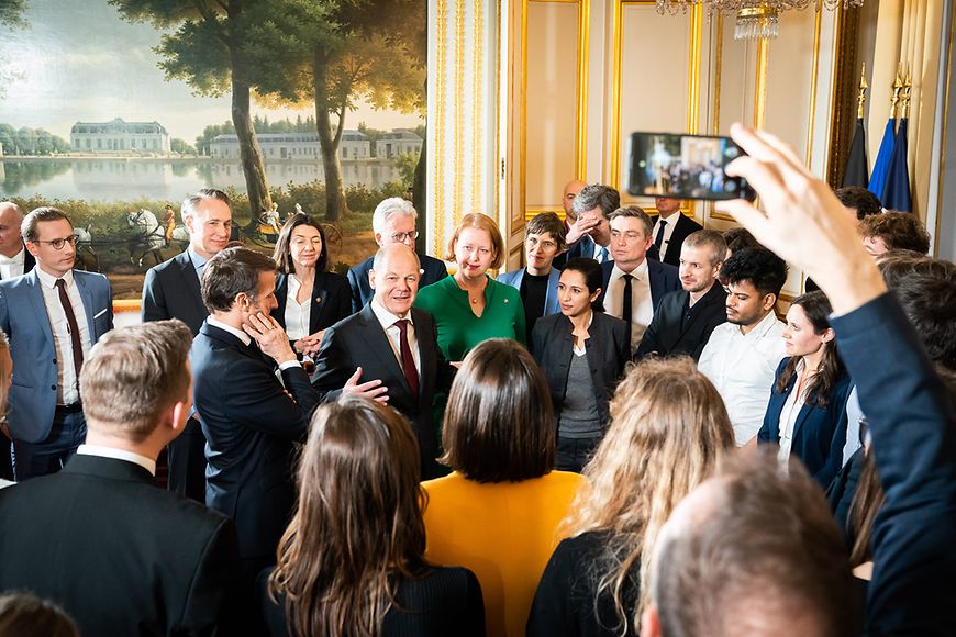 Gruppenfoto Lisa Paus mit Olaf Scholz, Emmanuel Macron und jungen Menschen